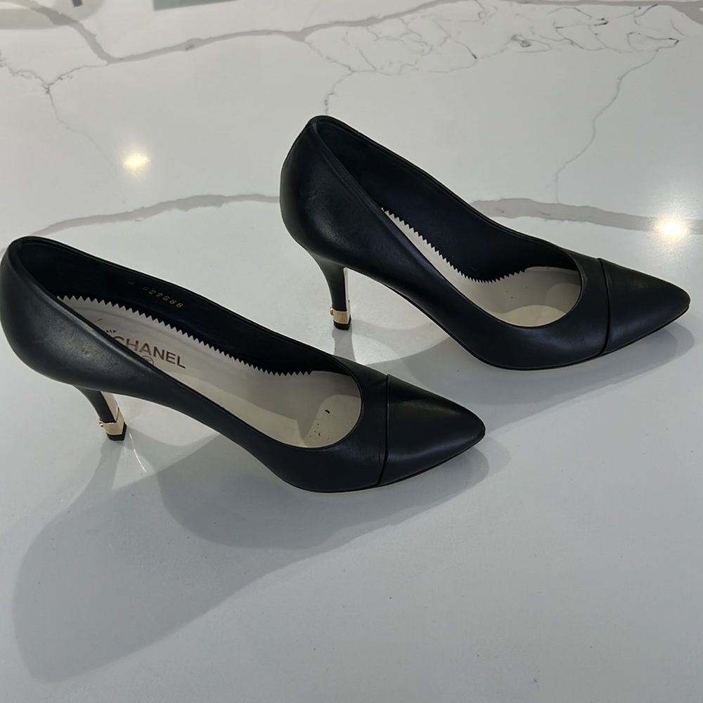 Authentic Gorgeous Pristine Classic Sexy Chanel black leather pumps!